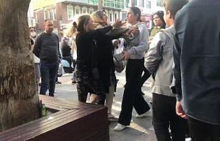 İki kadın onlarca kişinin bakışları arasında...