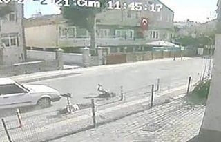 İki kardeşe otomobilin çarptığı anlar kamerada