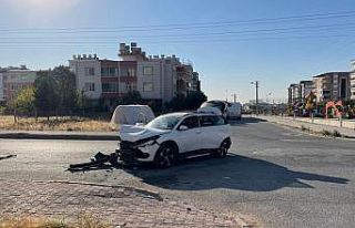İki otomobil çarpıştı: 1 yaralı