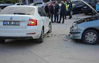 İki otomobil çarpıştı, araçta sıkışan felçli...