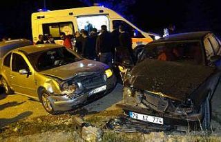 İki otomobilin kafa kafaya çarpıştığı kazada...