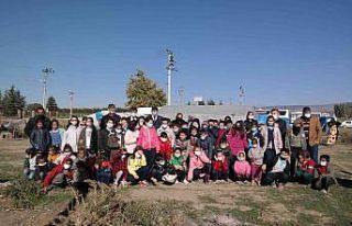 İlkokul öğrencileri çadırda yaşayan mevsimlik...