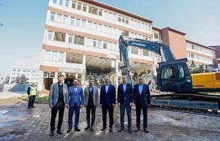 İnegöl Hükümet Konağı’nın yıkımı yapıldı