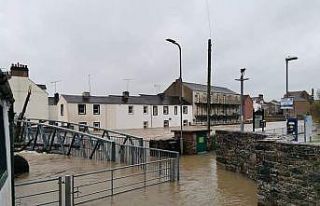 İngiltere’de sel: Nehirler taştı, yollar sular...