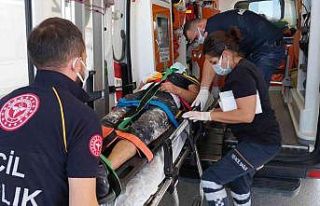 İnşaat işçisi 3. kattan 2.kattaki iskeleye düşerek...