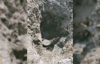 İş makinesi ile kaçak kazı yaparken yakalandılar