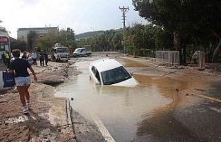 İsale hattı patladı, çukura otomobil düştü