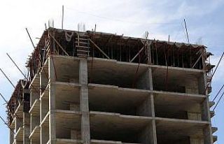 İşçilerin güvenliği için file çeken işçi...