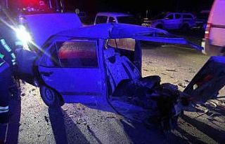 Isparta’da kaza sonrası otomobil ikiye bölündü:...