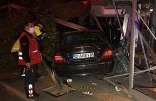 Isparta’da otomobil, otobüs durağına daldı:...
