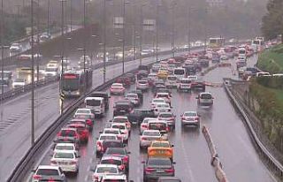 İstanbul’da yağış, trafiği olumsuz etkiledi