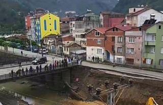 İstinat duvarı çalışması yapılan yol çöktü