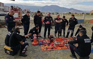 İtfaiye personeline trafik kazalarına müdahale...