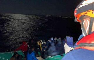 İzmir açıklarında 27 göçmen kurtarıldı