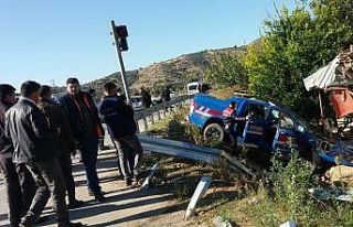 Jandarma aracıyla otomobil çarpıştı: 1’i ağır...