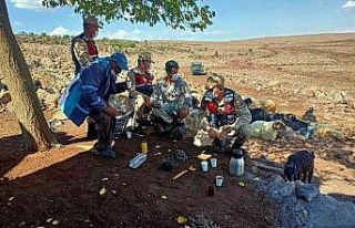 Jandarma, çay sohbetinde çobanlarla buluştu