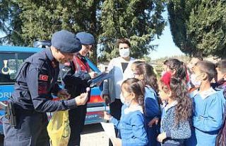 Jandarma çocuklara doğa ve hayvan sevgisini anlattı