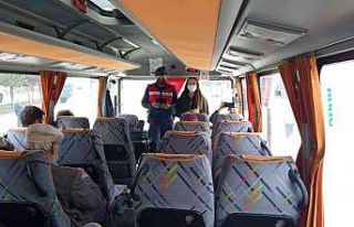 Jandarma sürücüleri denetlemek için minibüste...