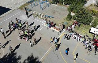 Jandarmadan köy okulundaki çocuklara salıncak sürprizi