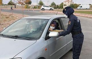 Jandarma’dan vatandaşa baklavalı kandil kutlaması