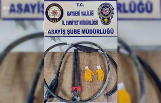 Kablo hırsızı suçüstü yakalandı