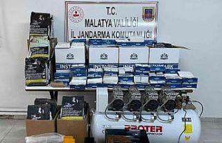 Kaçak sigara üretimi yapan iş yerine baskın