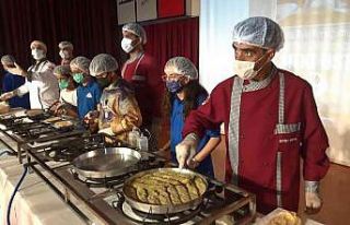 Kadayıfçı Sıtkı Usta, öğrencilere burma kadayıf...