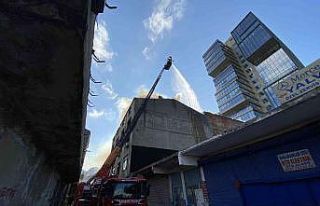 Kadıköy’de metruk binanın çatısında yangın
