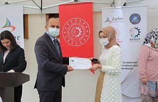 Kadın kursiyerler sertifikalarını aldı