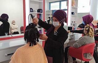 Kadınlar bu kurslarda meslek sahibi oluyor