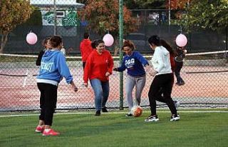 Kadınlar meme kanserine dikkat çekmek için futbol...