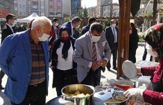 Kadınlar ürettikleri ürünleri açtıkları stantta...