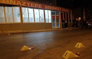 Kafeye ateş açan saldırganı bekçiler etkisiz...