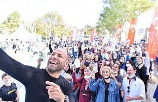 Kahraman Tazeoğlu Altıeylül’de kitapseverler...