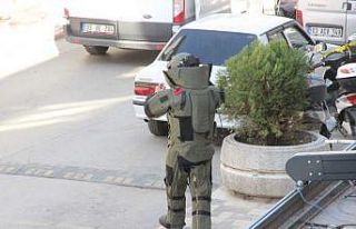 Kaldırımda bulunan şüpheli valiz fünye ile patlatıldı