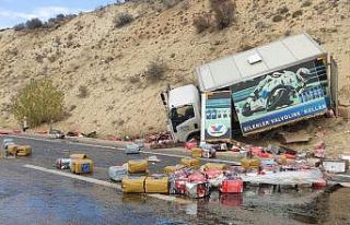 Kamyon devrildi, madeni yağlar yola saçıldı