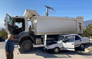 Kamyon ile otomobil çarpıştı: 2 yaralı