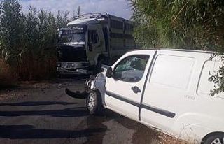 Kamyon ile ticari araç çarpıştı: 1 yaralı