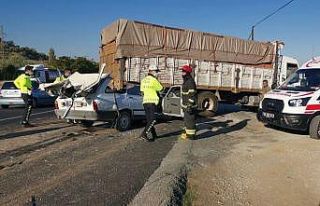 Kamyona çarpan otomobilin sürücüsü hayatını...