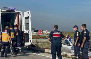 Kamyonet ile otomobil kavşakta çarpıştı: 2 yaralı