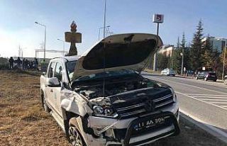 Kamyonet ile ticari araç çarpıştı, sürücüler...