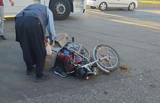 Kamyonetin altına giren motosiklet sürücüsü yaralandı