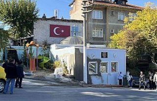 Kamyonun çarptığı türbe duvarı onarıldı