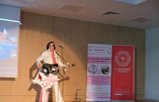 Kanseri yenen eşine konser sürprizi yaptı
