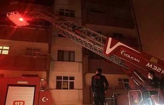 Kapıda kalan öğrencilerin yardımına itfaiye yetişti