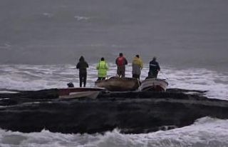 Karaburun’da dalgaların arasında kaya parçasına...