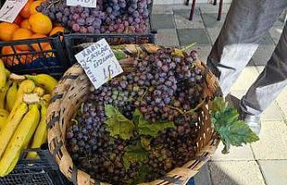 Karaçatlak üzümü tezgahlarda yerini aldı