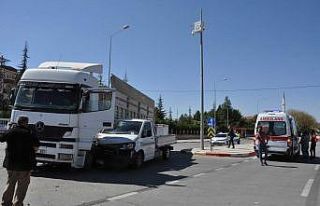 Karaman’da kamyonet ile tır çarpıştı: 3 yaralı