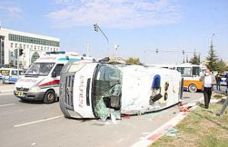 Karaman’daki ambulans kazasında yaralılardan 1’i...