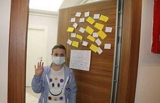 Karantinaya girince kapıya uyarı astı, arkadaşları...